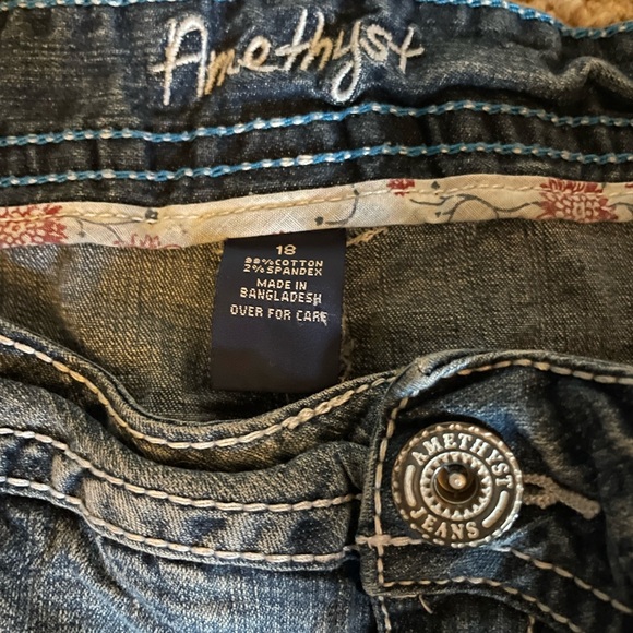 Slightly Distressed Amethyst Women’s Size 18 Jorts with Pocket Decals - Picture 8 of 9